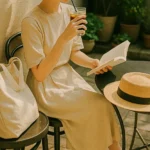 감성적인 5부 블라우스 여름 코디와 야외 카페 컷