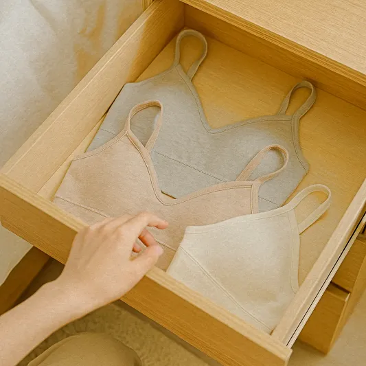 정리된 여름 이너웨어를 정돈하는 실내 평면컷