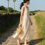 여름 바캉스룩, 제주의 돌담길을 걷는 린넨 원피스 여성