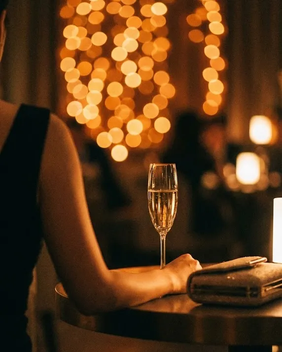 연말 파티룩 블랙 원피스 라운지바 분위기