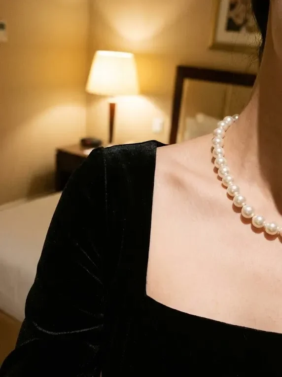 벨벳 원피스 코디 진주 목걸이 소재 질감