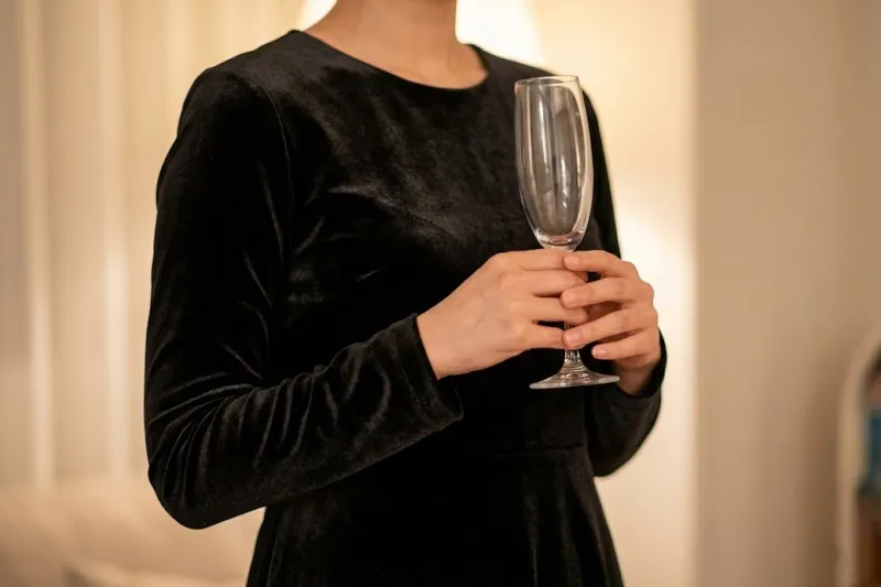 30대 연말 파티룩 블랙 벨벳 원피스 코디