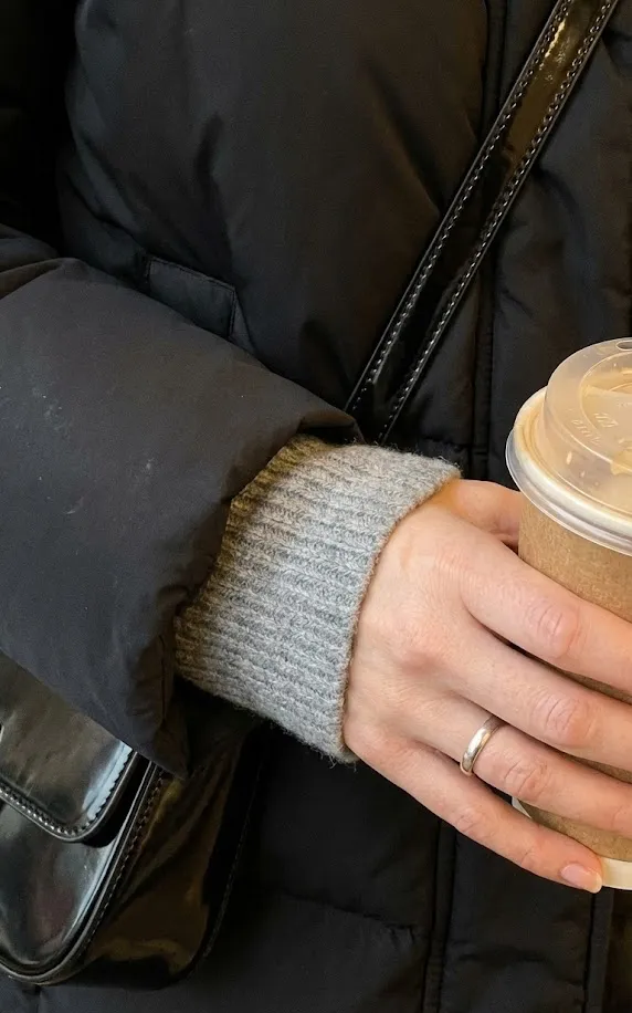 블랙 코트 가죽 가방 소재 코디