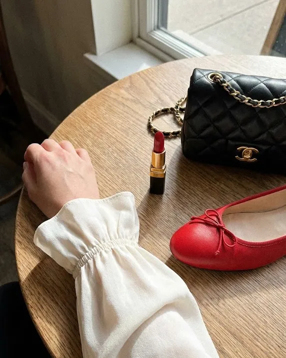 카페 테이블 위에 놓인 레드 플랫슈즈와 커피 데이트 감성 사진