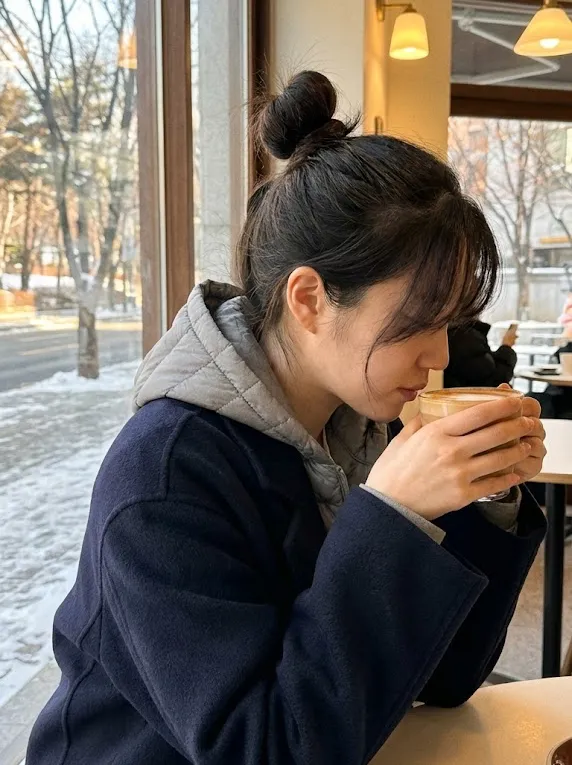 루즈핏 코트 밖으로 후드 경량패딩을 꺼내 입은 캐주얼한 주말 코디