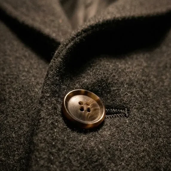 고급스러운 코트 소뿔 단추 디테일, 코트 마감 확인