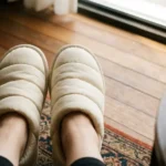 따뜻한 겨울 카페에서 신은 몽글몽글한 패딩슈즈 착용샷