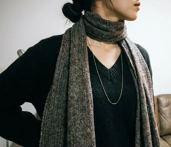 시선 분산을 위한 롱 머플러와 목걸이 스타일링 팁