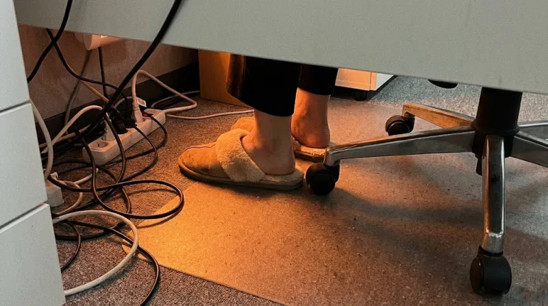 사무실 책상 아래서 신는 편안한 가성비 털슬리퍼