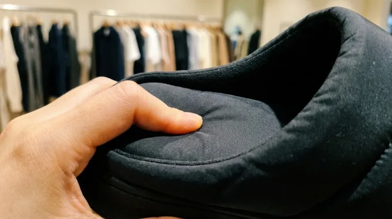 패딩슈즈 푹신한 쿠션감과 인솔 확인하는 손