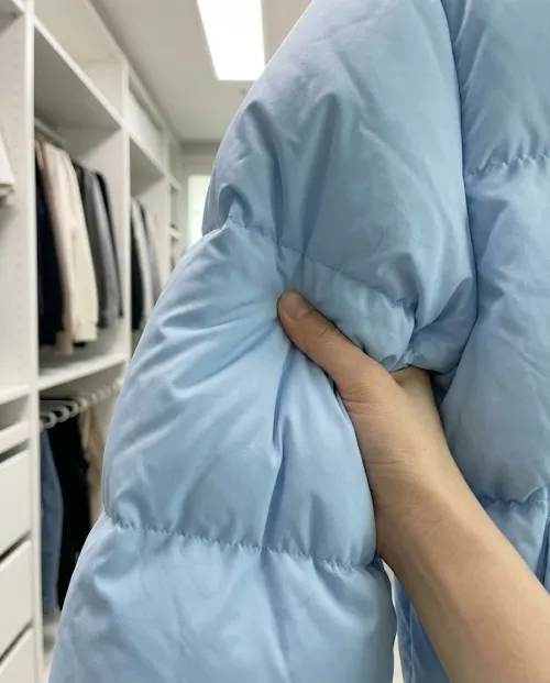 패딩 충전재 복원력 테스트 손 사진