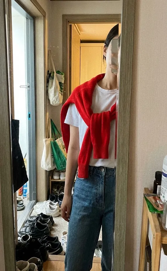 흰티 청바지에 레드 카디건으로 포인트를 준 현관 거울샷