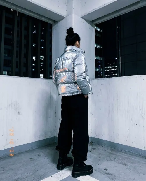 실버 글로시 숏패딩과 블랙 패딩 부츠 힙한 코디