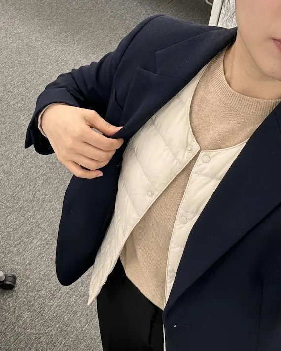 정장 자켓 안에 입어도 핏이 망가지지 않는 얇은 구스다운 조끼