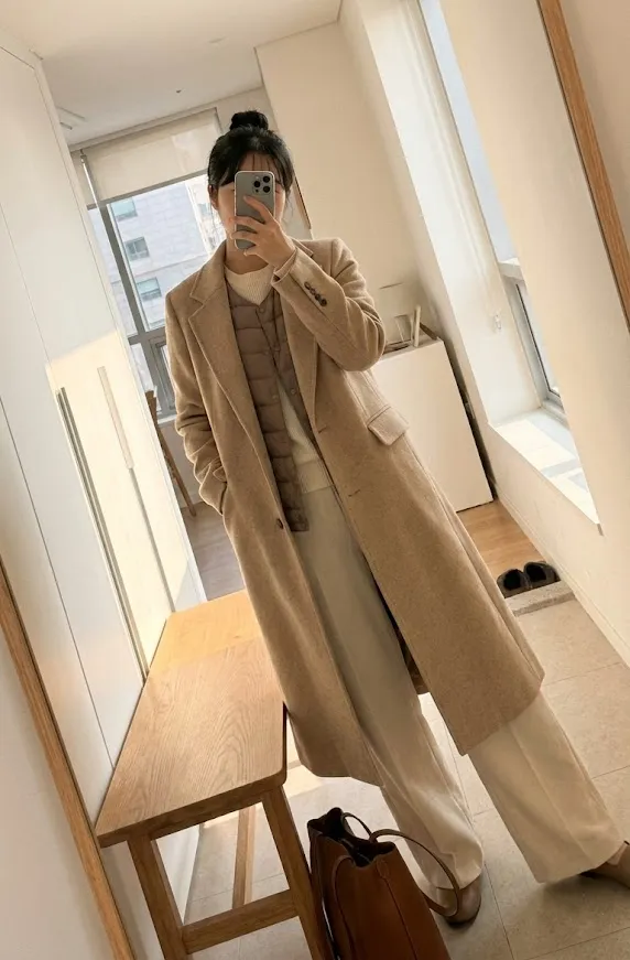 카멜 코트와 모카색 경량패딩 조끼를 매치한 톤온톤 출근룩 코디