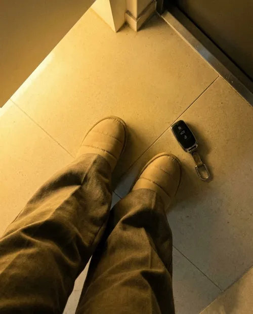 현관에서 패딩 신발을 신고 외출 준비하는 모습