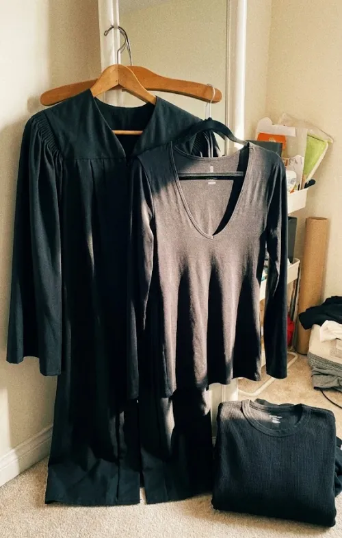 학위복과 함께 걸려 있는 깊은 U넥 심리스 발열내의 비교