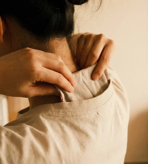 목 뒤 셔츠 안쪽에 붙이는 핫팩 부착 장면 클로즈업