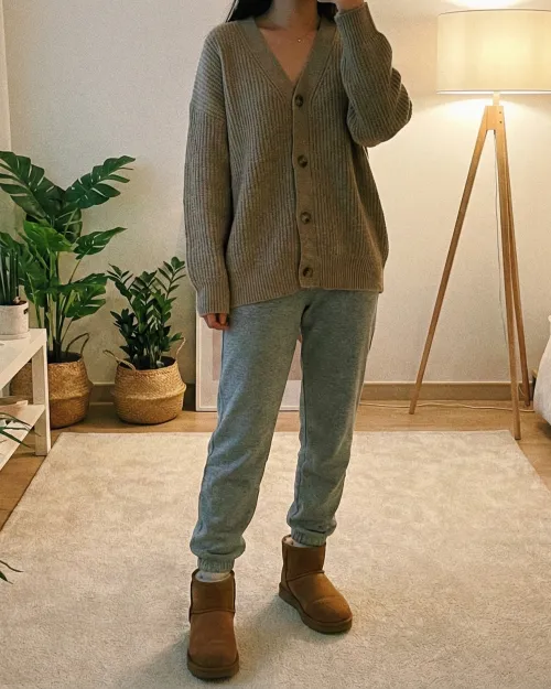 루즈핏 가디건과 조거팬츠를 매치한 힙한 데일리룩