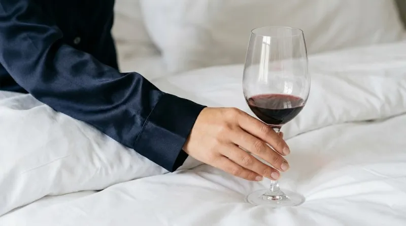 고급스러운 실크 파자마 소재 디테일