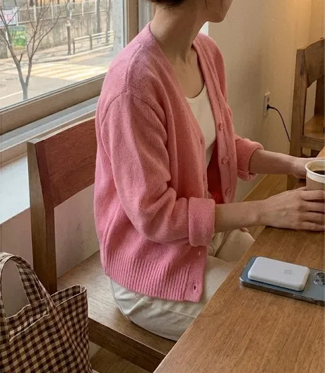 얼굴빛을 밝혀주는 여리여리한 핏의 핑크 봄 가디건 코디 디테일