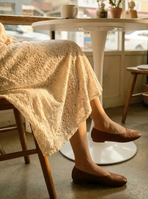 밴딩 미디 레이스 스커트 코디 화이트 원형 테이블