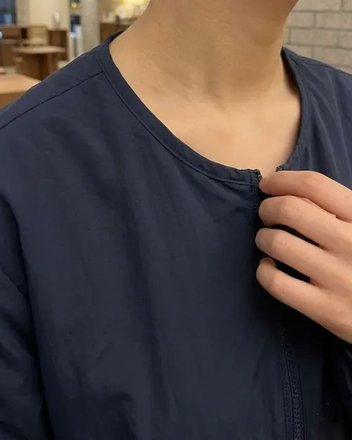 화장품 파운데이션 안 묻는 노카라 미니멀 바람막이