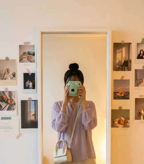파스텔 블라우스와 즉석카메라로 연출한 데이트룩 거울 셀카