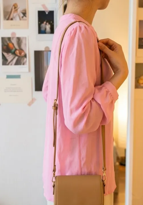 여리여리한 실루엣의 파스텔 핑크 블라우스 코디 디테일