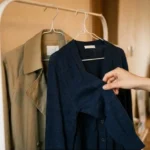 4월 간절기 일교차 코디 베이지 트렌치코트 네이비 리넨 카디건 레이어드