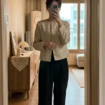 30대 여성 베이지 트위드 자켓 블랙 슬랙스 하객룩 거울 셀카