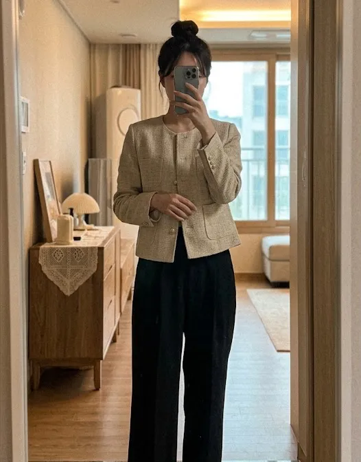 30대 여성 베이지 트위드 자켓 블랙 슬랙스 하객룩 거울 셀카