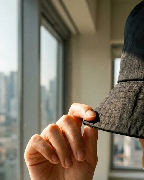 버킷햇 추천 - 햇빛을 가리는 손과 자외선 차단 검은색 버킷햇 챙