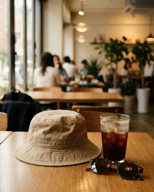 봄 나들이 카페 테이블 위 베이지색 벙거지 모자와 커피