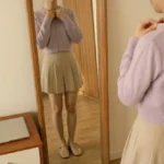 우드 전신거울 앞 스커트 팬츠 하객룩 코디