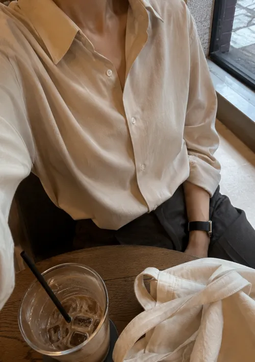 카페에서 구김 없이 깔끔하게 떨어지는 테크니컬 린넨 셔츠 현실 핏