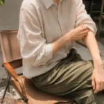 그래놀라코어 코디 - 베이지 리넨 셔츠와 카키 나일론 팬츠 착용 핏