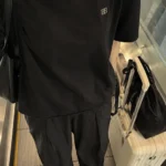 공항 무빙워크에서 찍은 무채색 오버핏 코디 목 아래 착샷