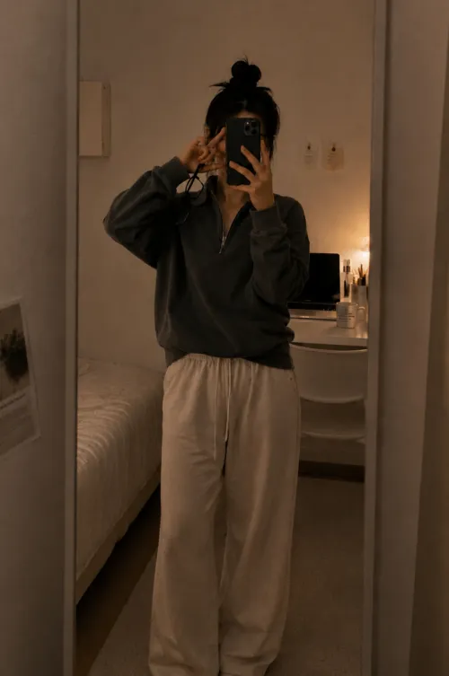 장시간 야간 작업 후 무거운 뿔테 안경을 벗고 콧대를 매만지며 지친 모습을 찍은 거울 셀카