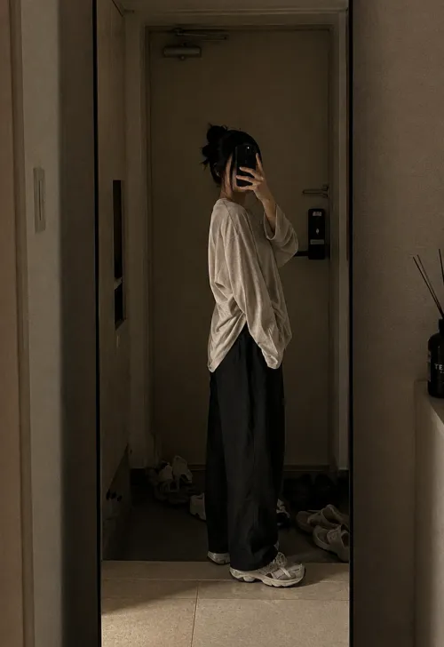 현관 전신 거울에 비친 메쉬 스니커즈 실착 셀카