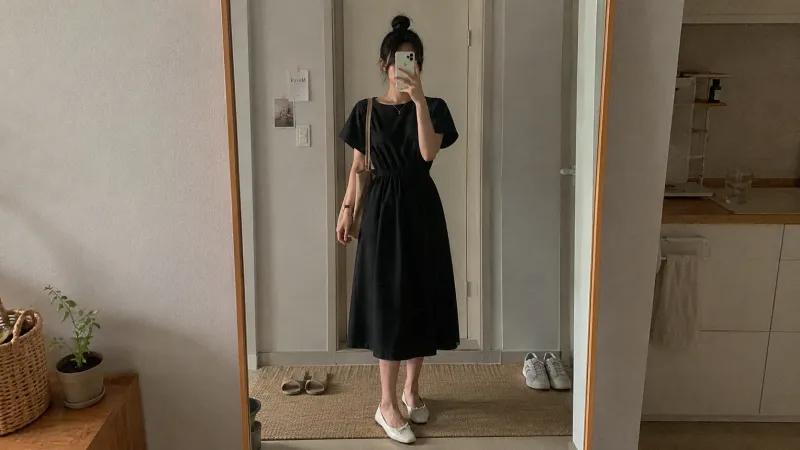 여름 검정 원피스를 입은 현실적인 블랙 원피스 코디