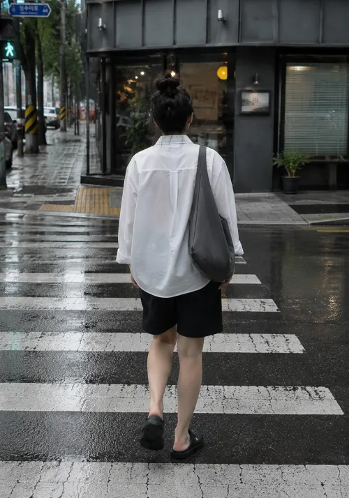 비 오는 거리에서 여성샌들을 착용한 모습