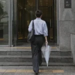 장마철에도 회사에서 깔끔한 인상을 유지하는 현실적인 여름 출근룩 - 비 오는 아침 차분하게 출근하는 뒷모습