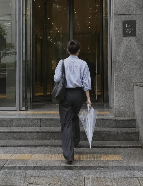 장마철에도 회사에서 깔끔한 인상을 유지하는 현실적인 여름 출근룩 - 비 오는 아침 차분하게 출근하는 뒷모습
