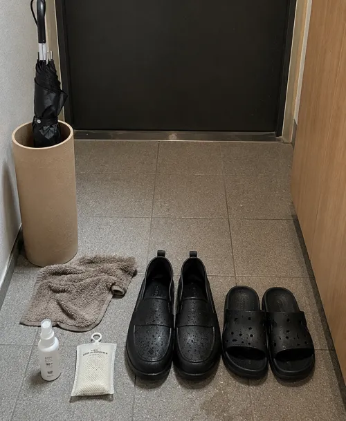 장마철 신발과 우산을 말리는 현관 모습