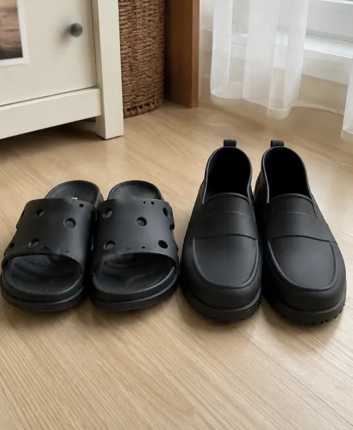 여성샌들과 레인슈즈를 나란히 비교한 모습