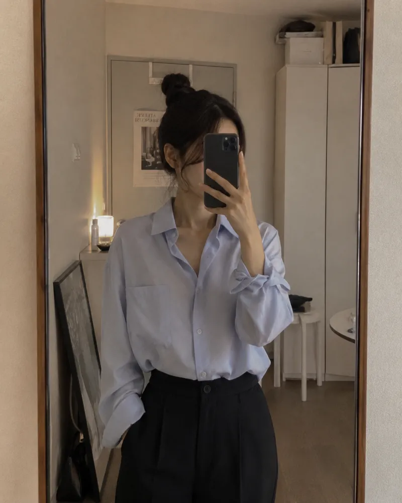 여름 긴팔 셔츠 - 거울 셀카로 얼굴을 가린 채 텐셀 여름 긴팔 셔츠를 착용한 모습