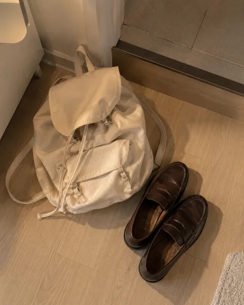 백팩과 로퍼가 현관 앞에 놓인 캠퍼스룩 소품 총정리 컷
