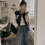 바시티자켓 코디 - 거울 셀카로 연출한 바시티자켓과 화이트 티셔츠, 와이드 데님 매치 코디 컷