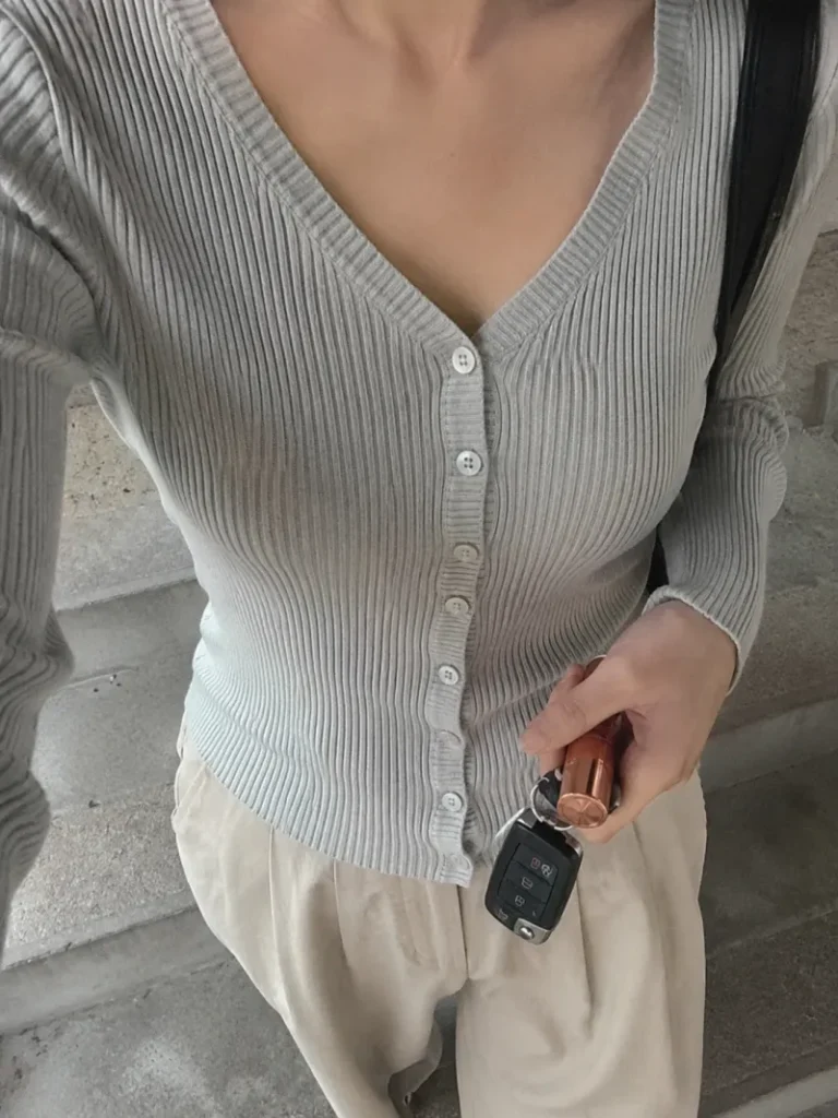 부해 보이지 않는 세로 골지 브이넥 가디건 착용 핏